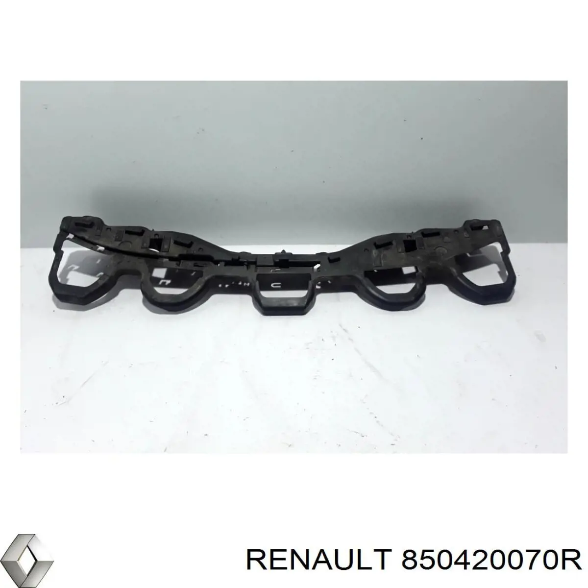 Кронштейн бампера заднього, центральний Renault (RVI) 850420070R ціна, від 38.51 USD