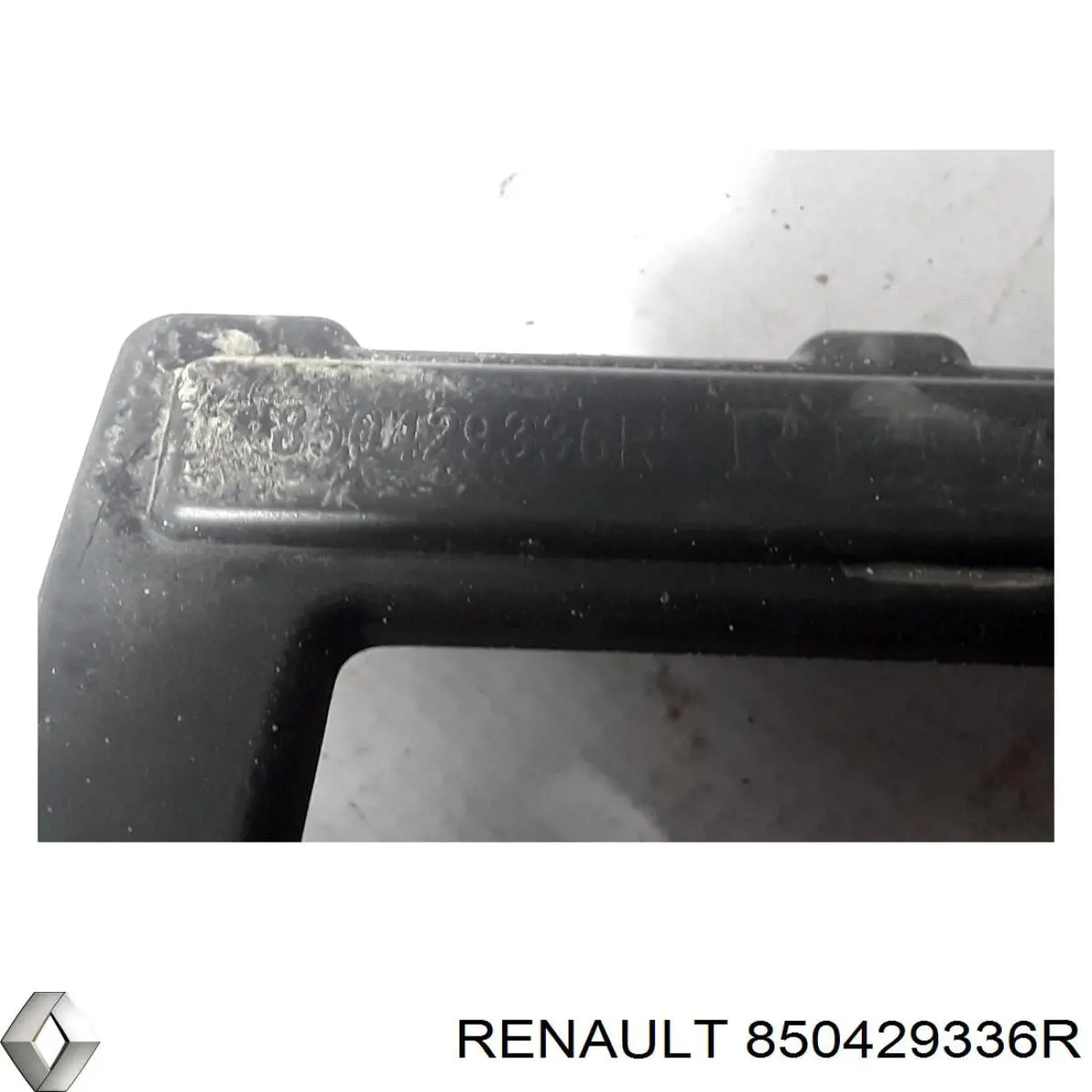 Купити 850429336R Renault (RVI) Кронштейн бампера заднього, центральний