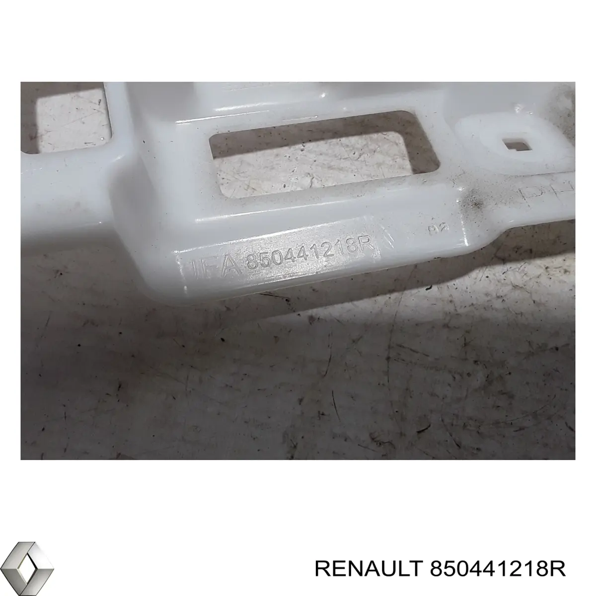 850441218R Renault (RVI) Кронштейн бампера заднього, правий