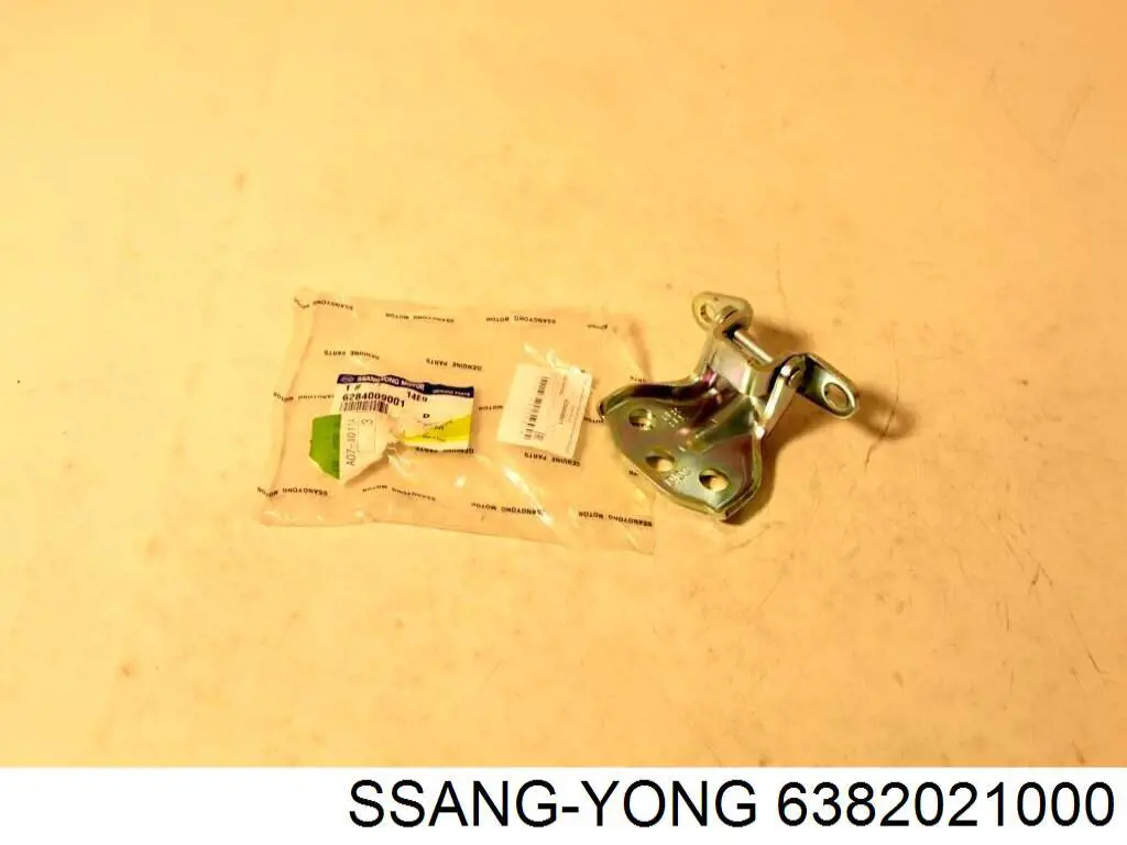6382021000 Ssang Yong петля заднтої двері, правої