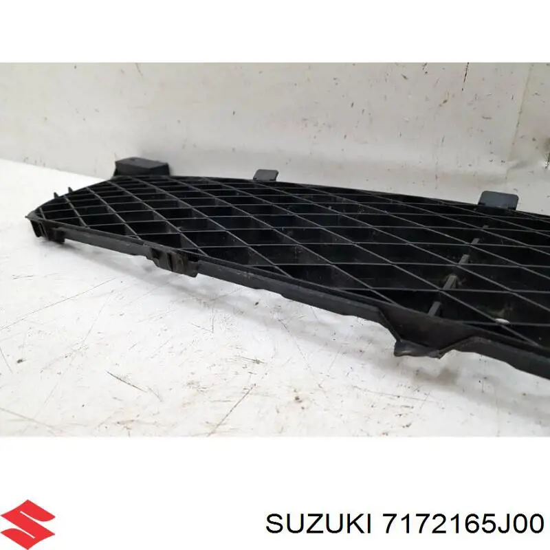 Решітка переднього бампера, центральна 7172165J00 Suzuki