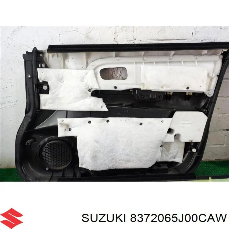 Обшивка-облицювання передньої двері, лівою, внутрішня 8372065J00CAW Suzuki