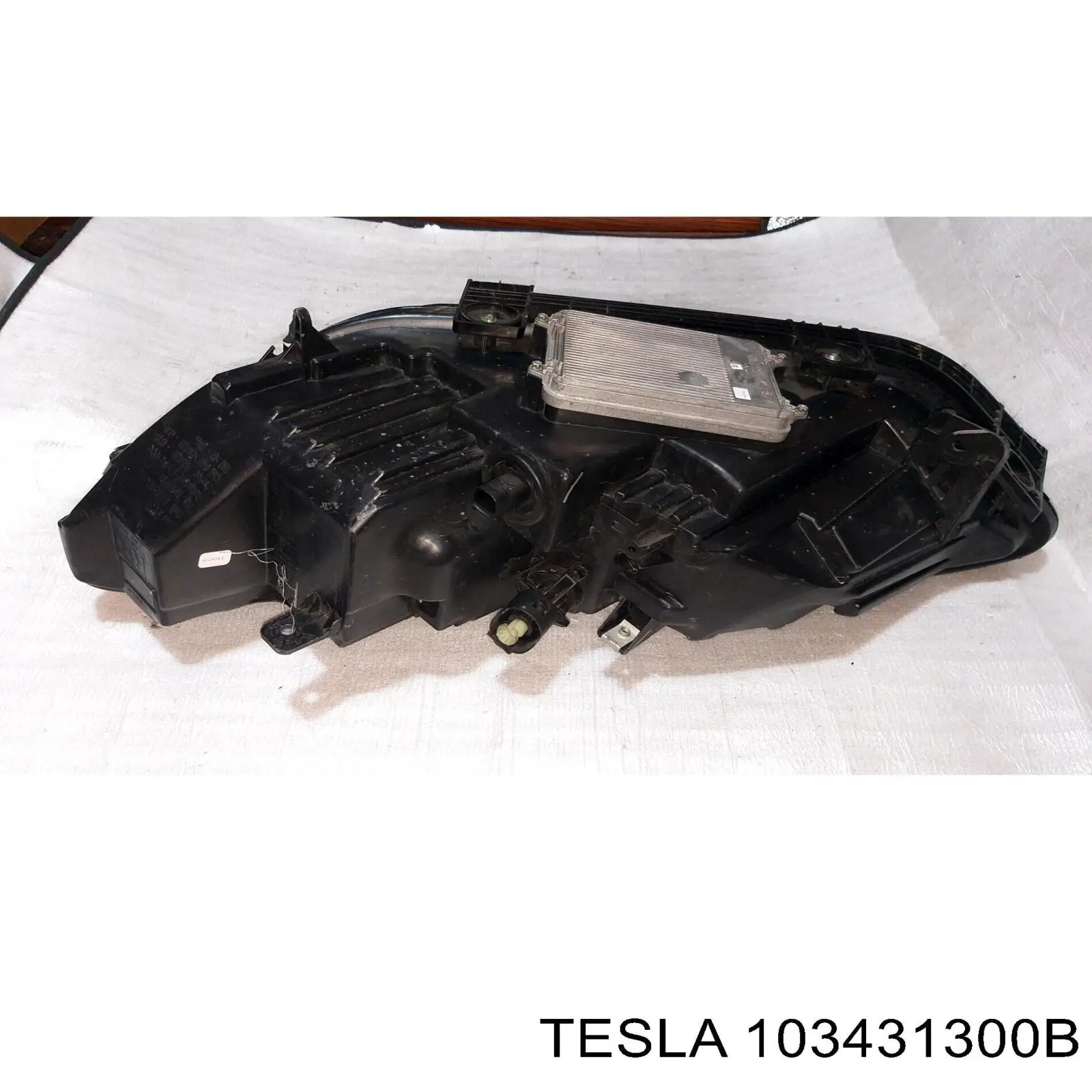 Фара права 103431300B Tesla
