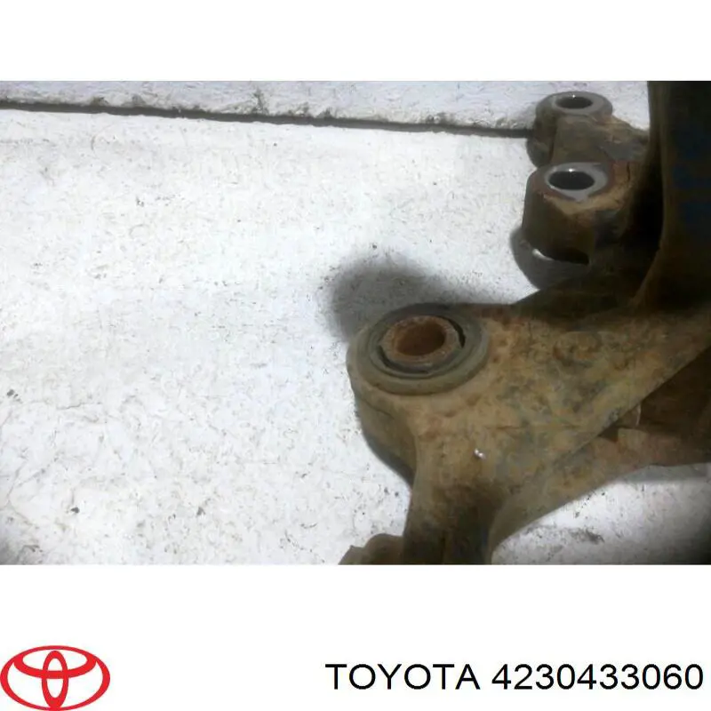 4230433060 Toyota Цапфа поворотна права