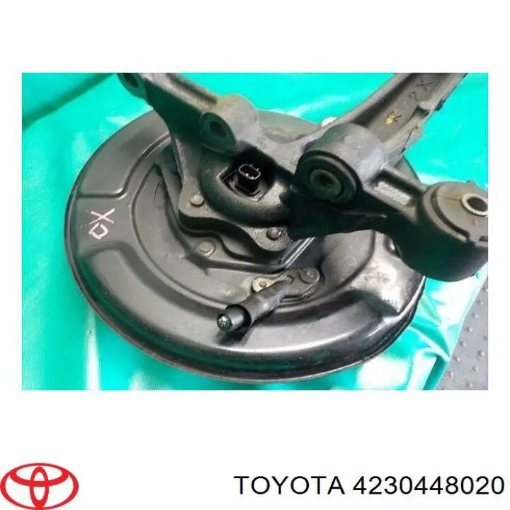 Купити 4230448021 Toyota Кулак поворотний правий