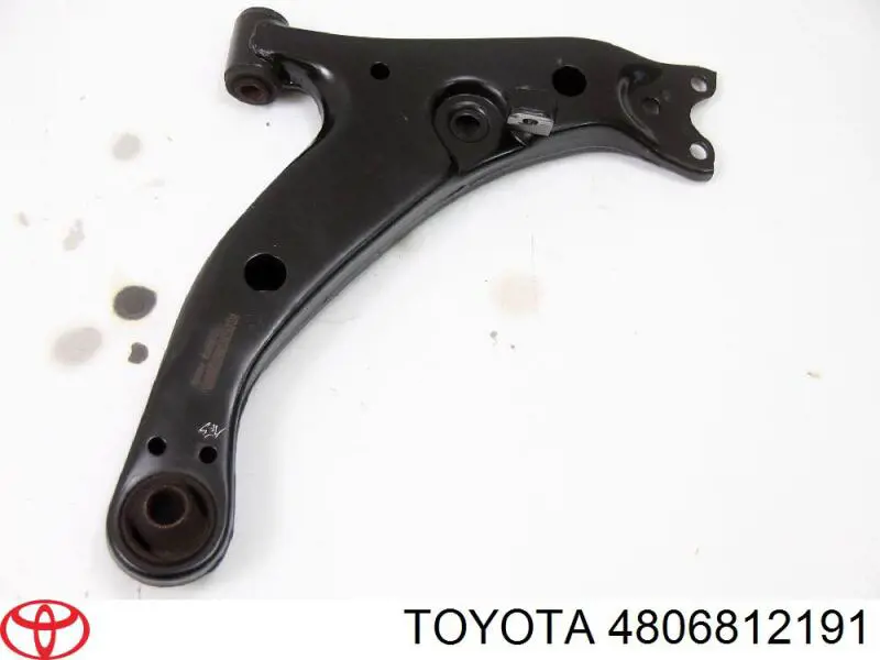 Правий важіль передній нижній підвіски Toyota 4806812191