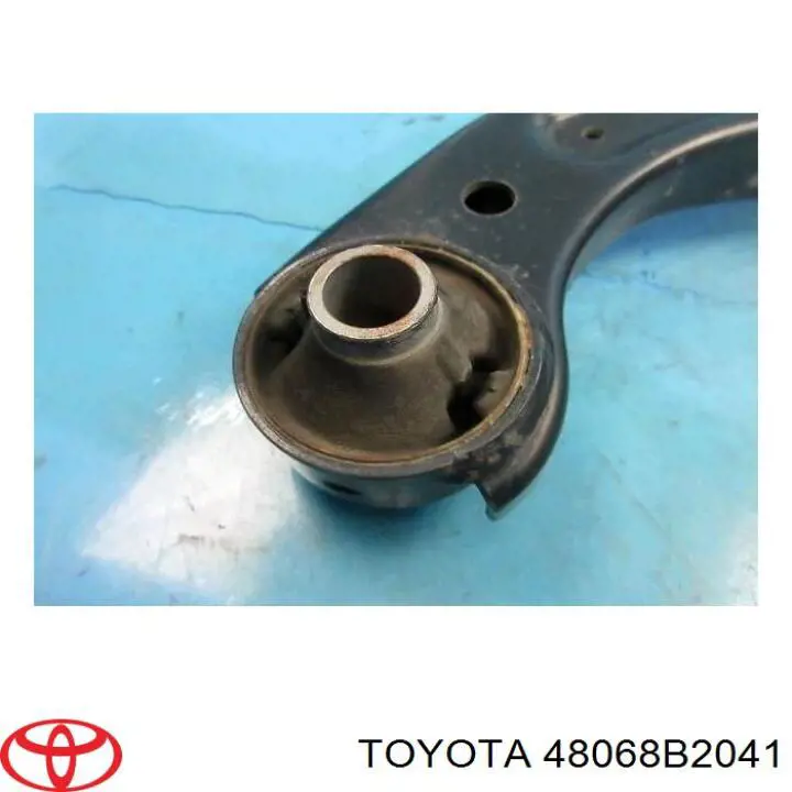 Купити 48068B2041 Toyota Важіль передньої підвіски нижній, правий