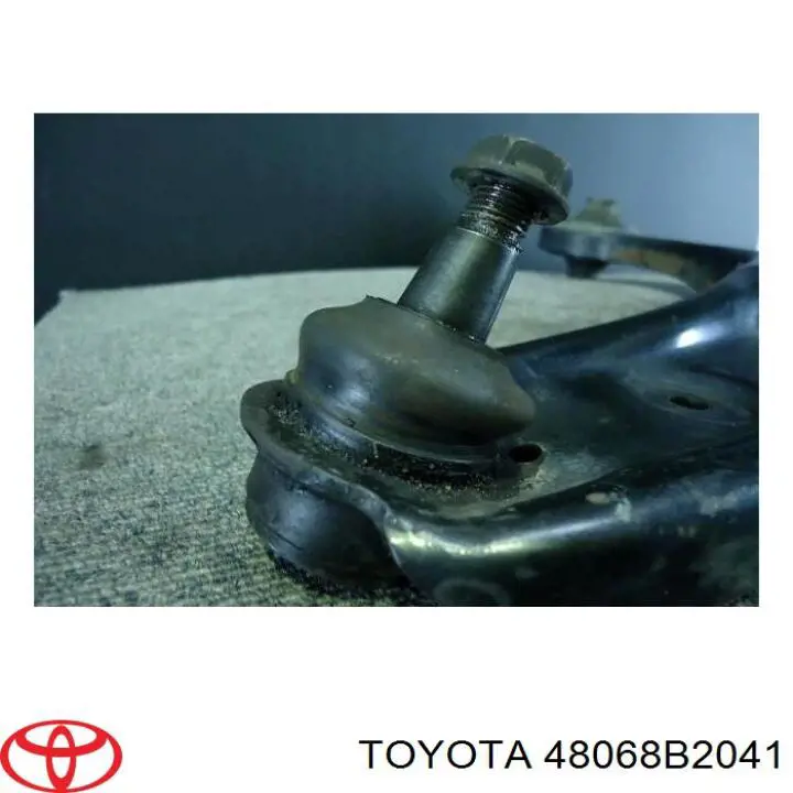 Правий важіль передній нижній підвіски Toyota 48068B2041