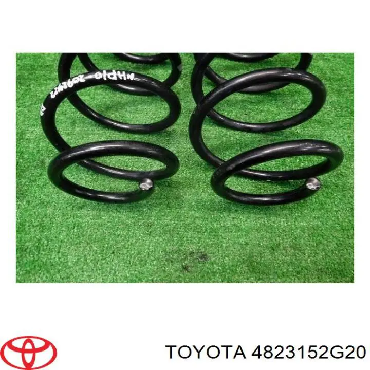 4823152G20 Toyota Пружина підвіски задня