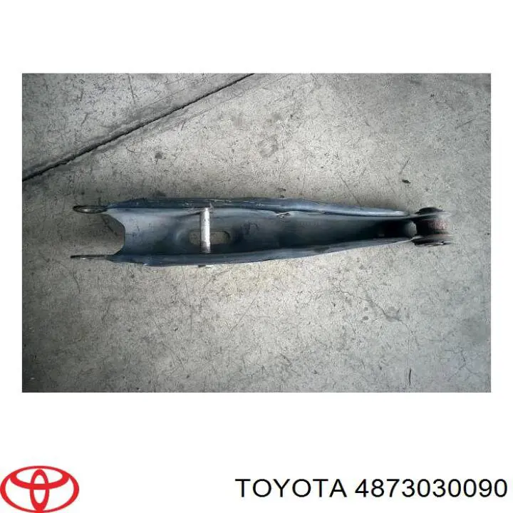 Важіль задньої підвіски нижній, правий 4873030090 Toyota