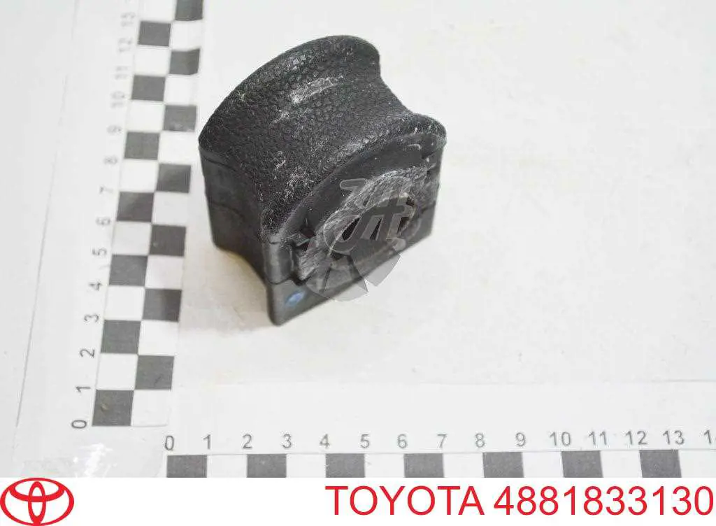 Втулка заднього стабілізатора на Toyota Camry V70