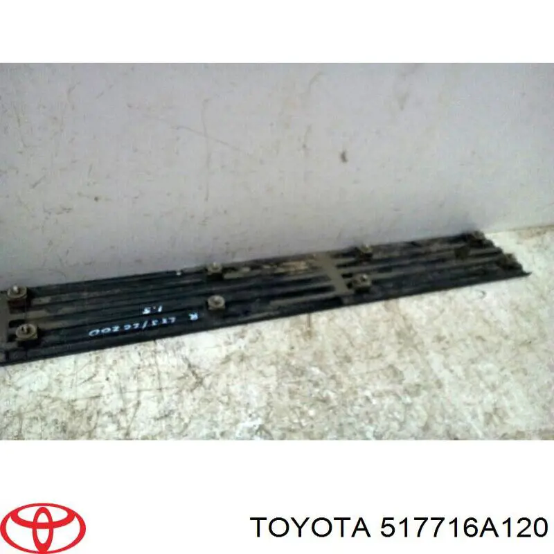 517716A120 Toyota накладка підніжки