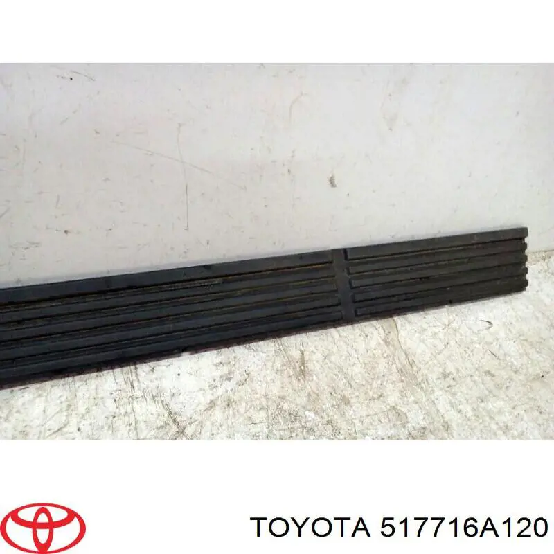 Купити 517716A120 Toyota Накладка підніжки