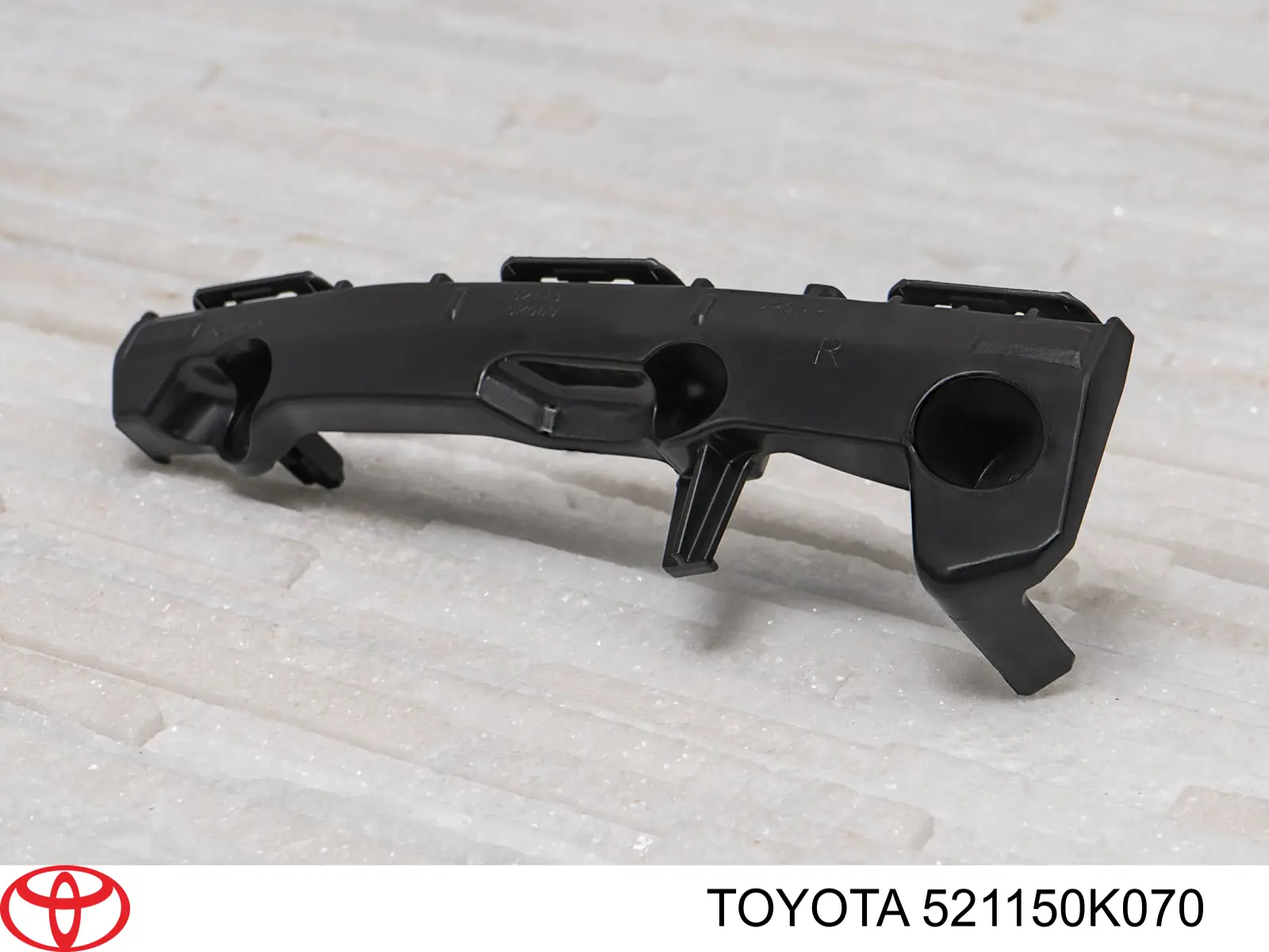  Кронштейн бампера переднього, правий Toyota Hilux 