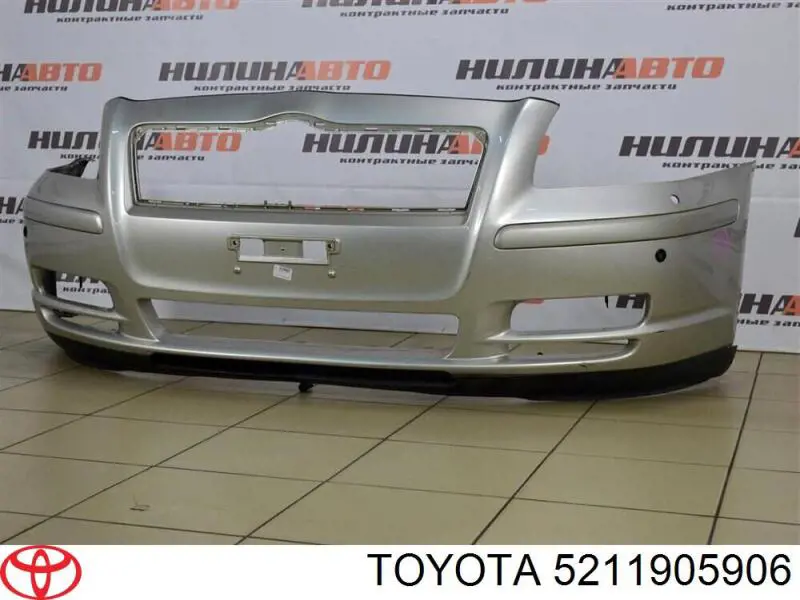 Передній бампер на Toyota Avensis T25