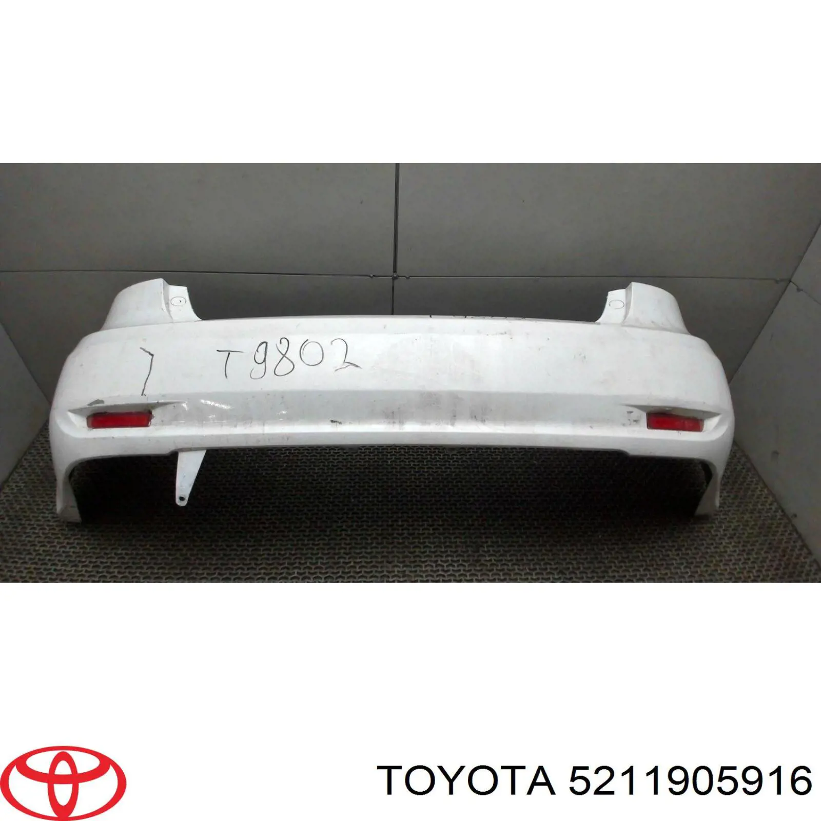 Передній бампер на Toyota Avensis T27