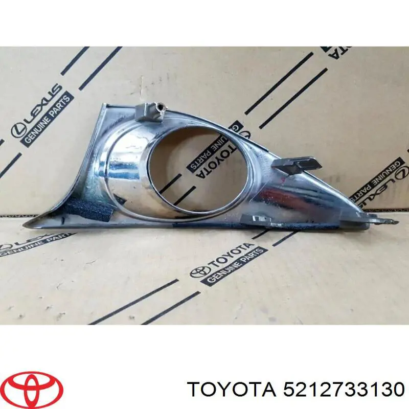 Заглушка/ решітка протитуманних фар бампера переднього, права Toyota Camry (V50) (Тойота Камрі)