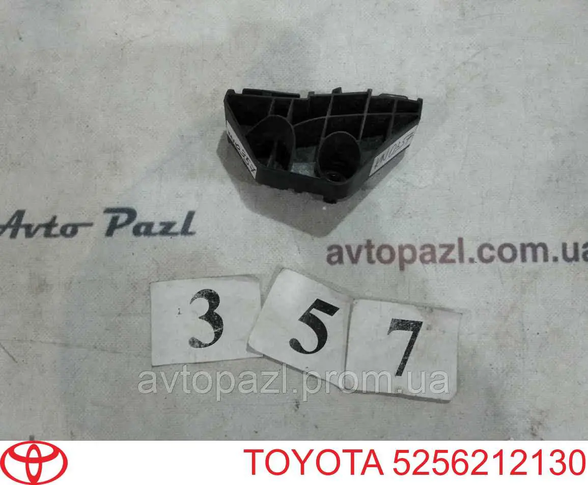5256212130 Toyota Кронштейн бампера заднього, правий