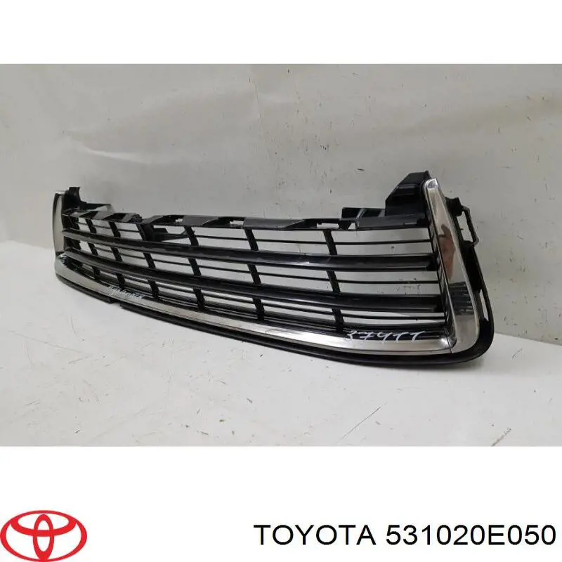 531020E050 Toyota Решітка переднього бампера