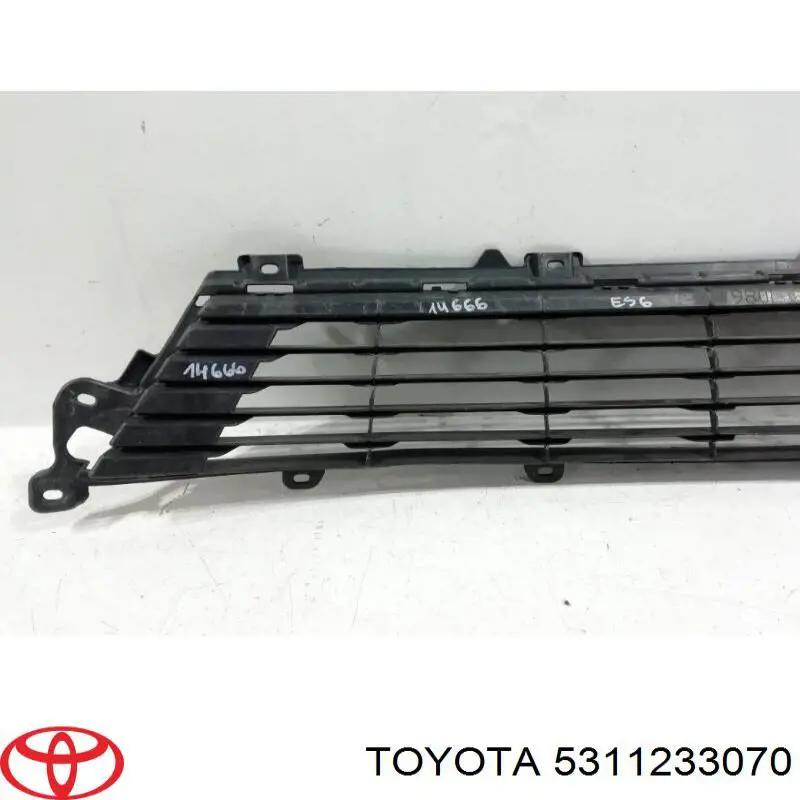 Решітка переднього бампера 5311233070 Toyota