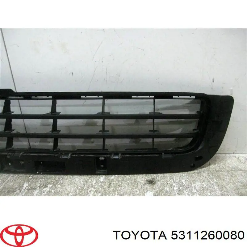 Решітка переднього бампера, центральна 5311260080 Toyota