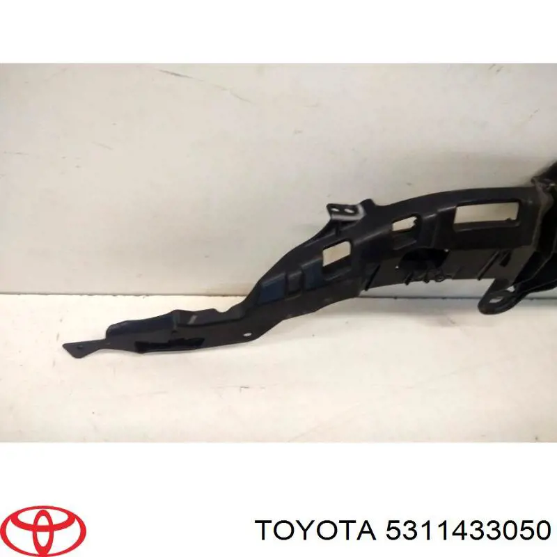 Накладка верхня передньої панелі/супорту радіатора 5311433050 Toyota