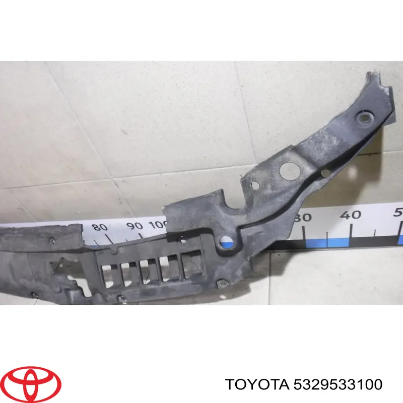 Накладка верхня передньої панелі/супорту радіатора 5329533100 Toyota