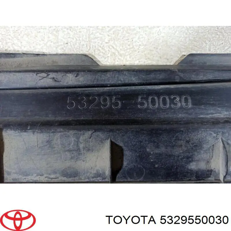 5329550030 Toyota накладка верхня передньої панелі/супорту радіатора
