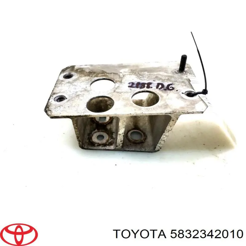 Кронштейн підсилювача заднього бампера Toyota 5832342010 ціна, від 12.75 USD