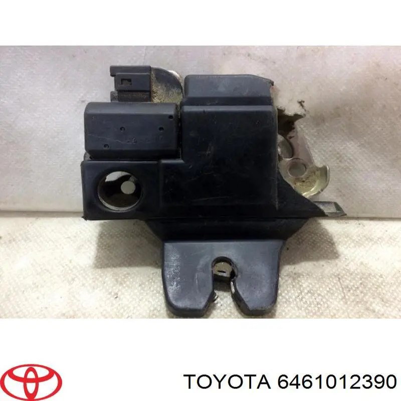 6461012390 Toyota замок кришки багажника/задньої 3/5-ї двері, задній