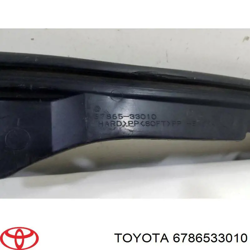 Купити 6786533010 Toyota Ущільнювач двері передньо, правої (на двері)