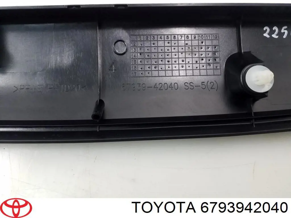 6793942040 Toyota 