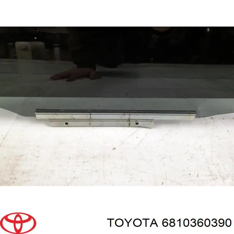 6810360390 Toyota скло задньої двері правої