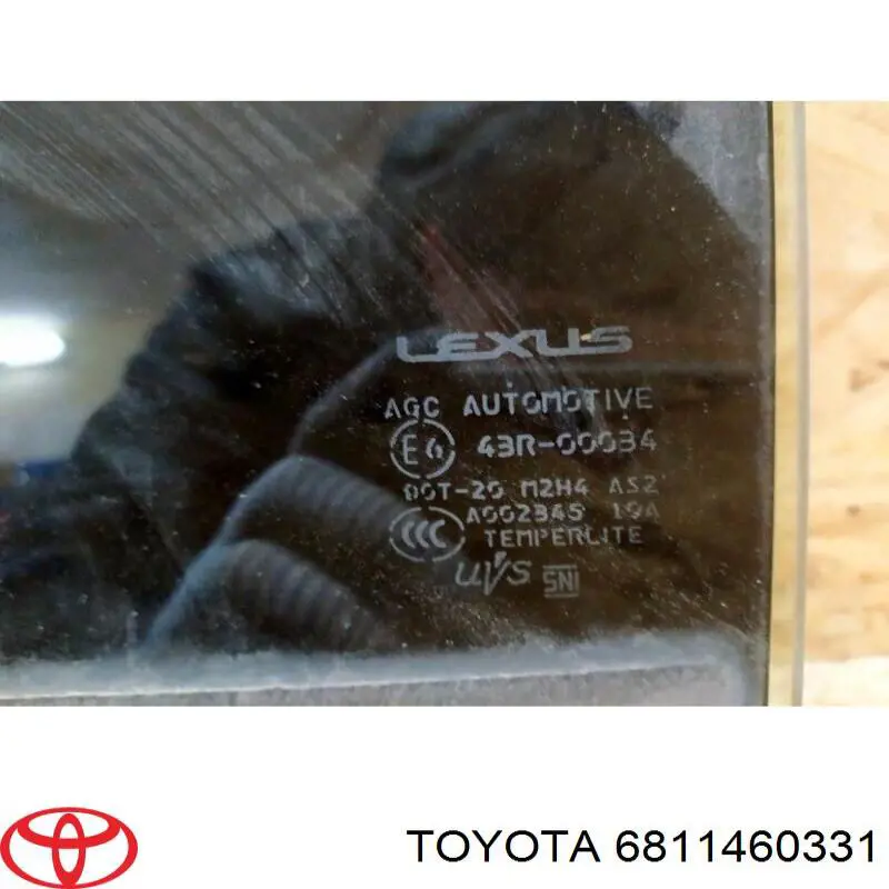 6811460330 Toyota скло задньої двері лівої