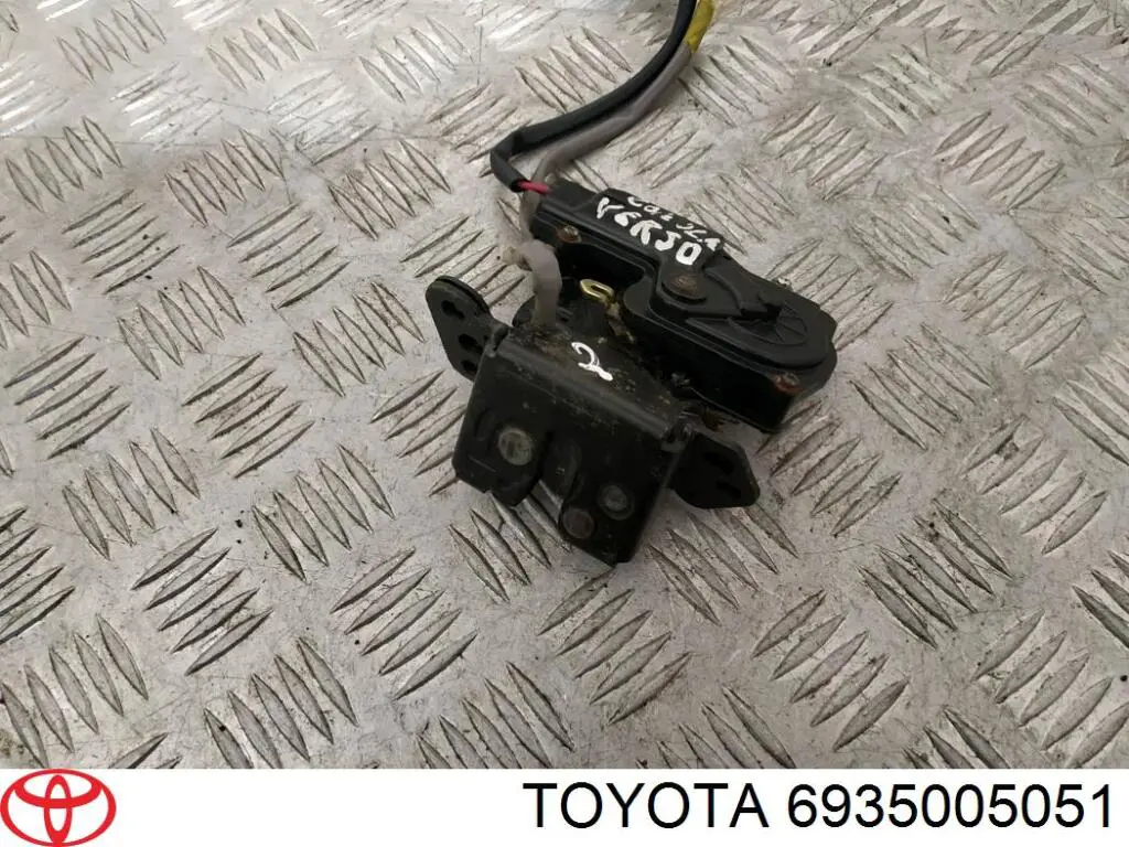 Замок кришки багажника/задньої 3/5-ї двері, задній на Toyota Corolla (R10)