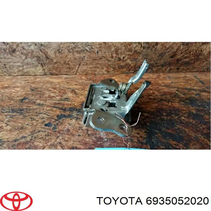  Замок багажника Toyota Yaris 