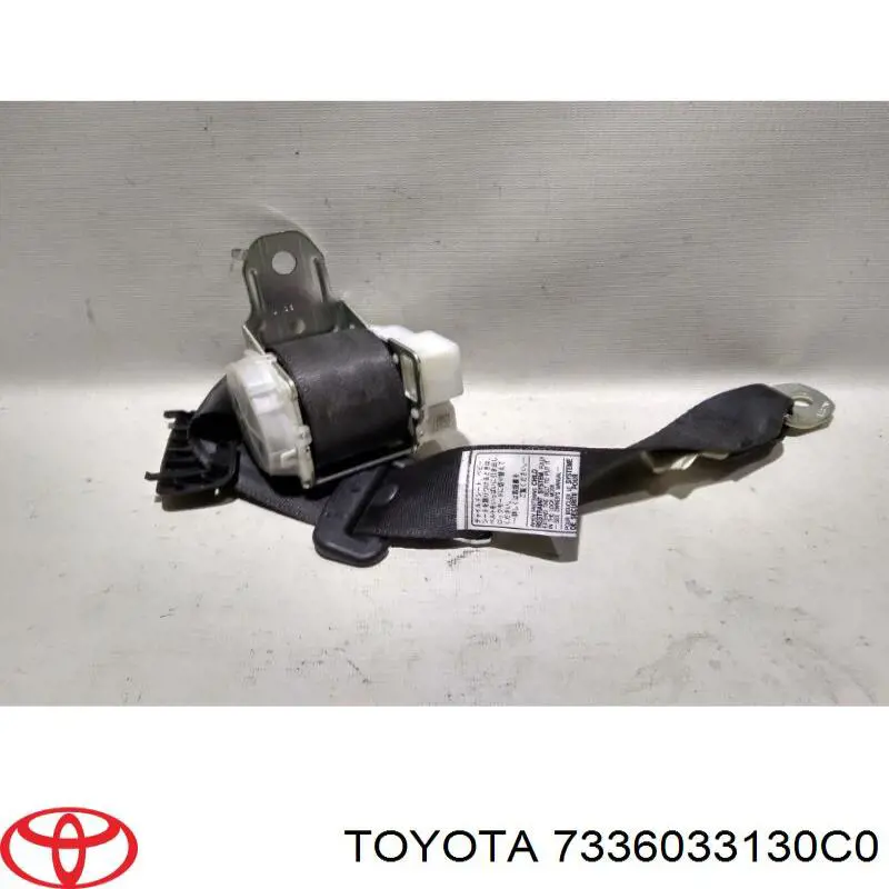 7336033130C0 Toyota Пасок безпеки задній