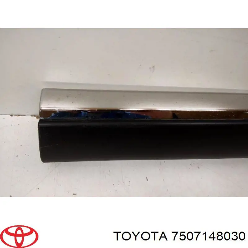Накладка передньої правої двері Toyota 7507148030