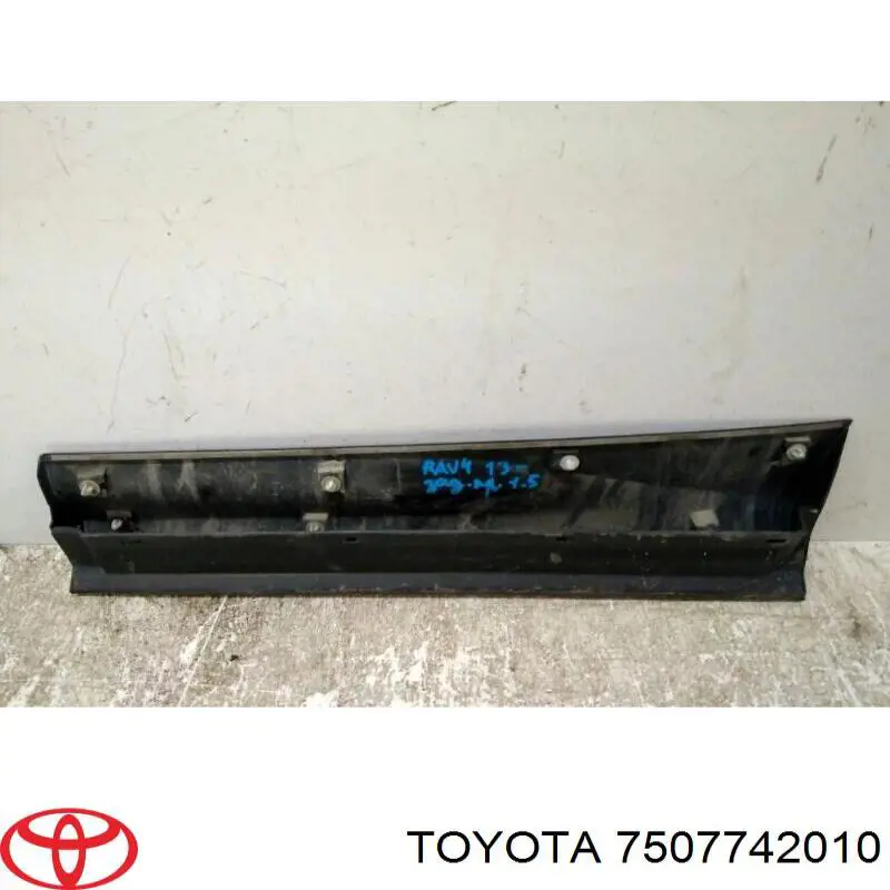 Купити 7507742010 Toyota Молдинг задніх правих дверей