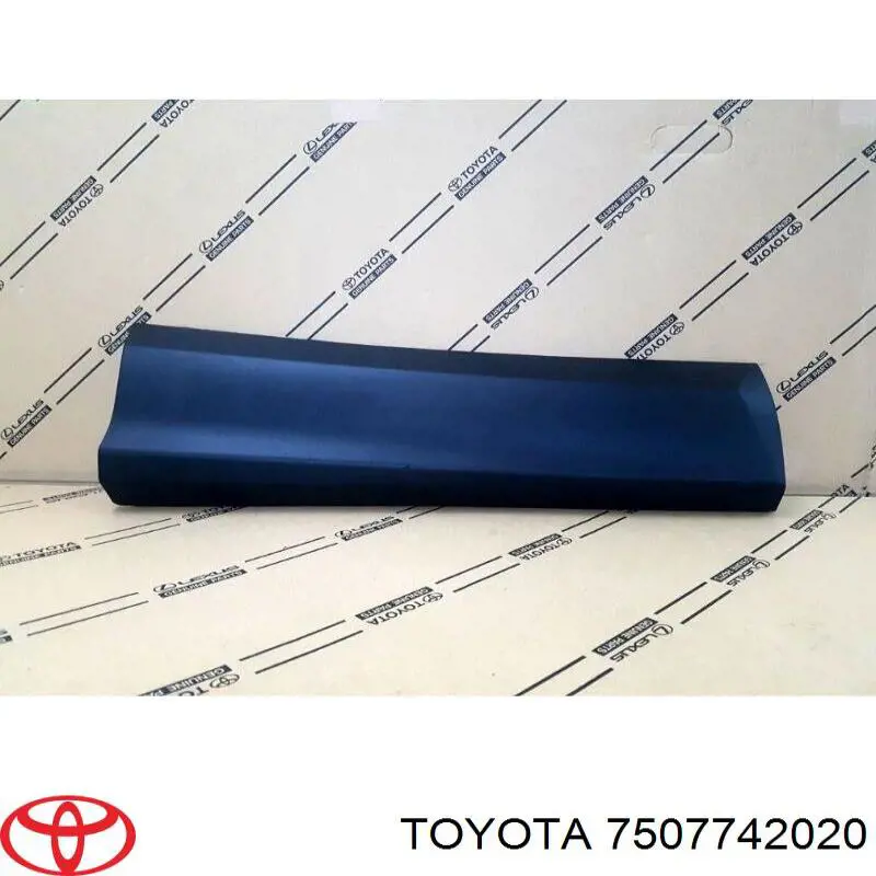 Накладка задньої правої двері на Toyota RAV4 IV A4