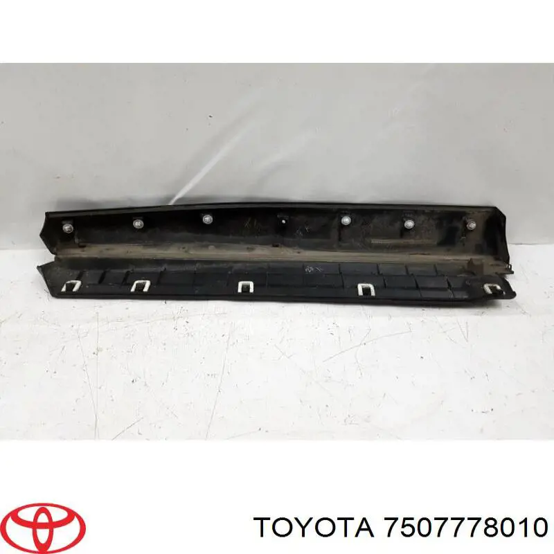 7507778010 Toyota Накладка задніх правих дверей, нижня