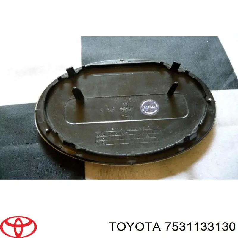 Емблема на решітку радіатора Toyota 7531133130 ціна, від 22.93 USD