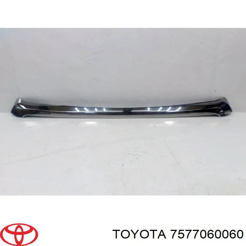 7577060063 Toyota Накладка капота декоративна