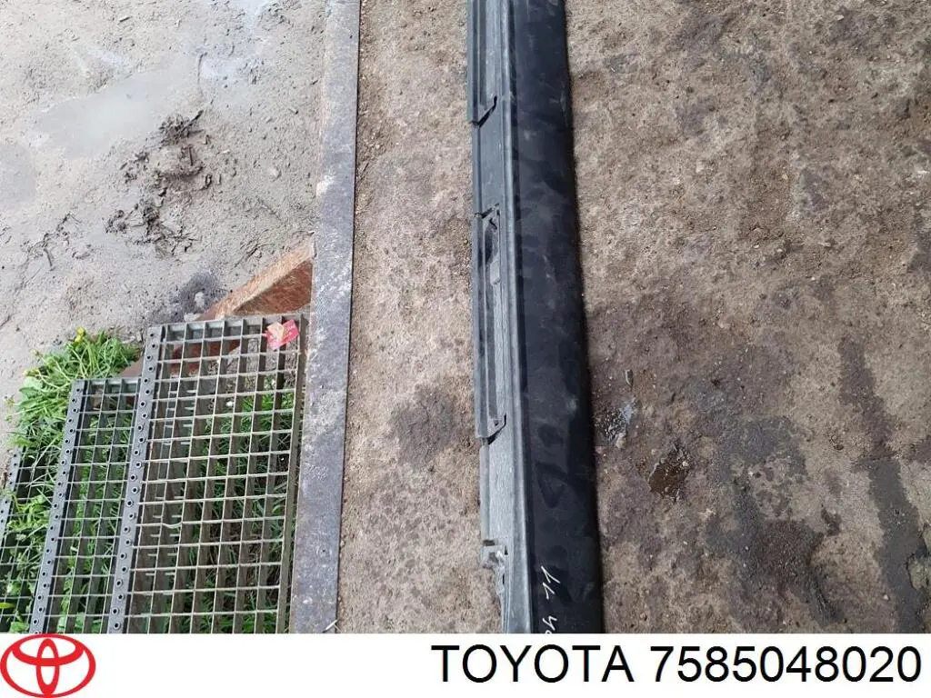 Купити 7585048020 Toyota Накладка зовнішня (молдинг) порога, правий