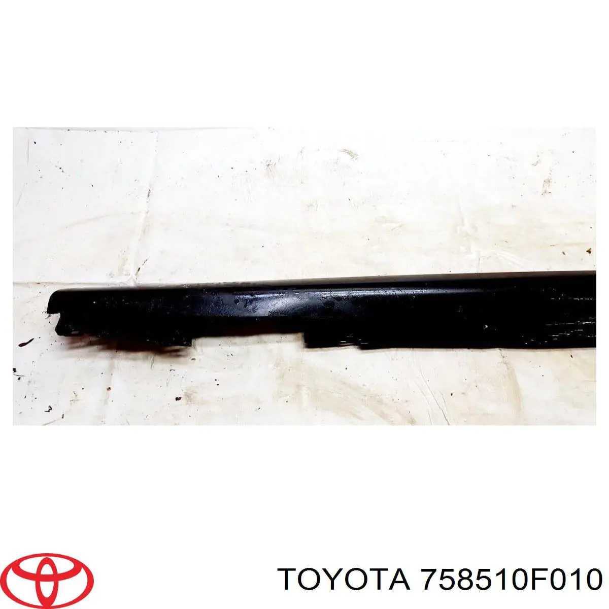 758510F010 Toyota Накладка зовнішня (молдинг) порога, правий