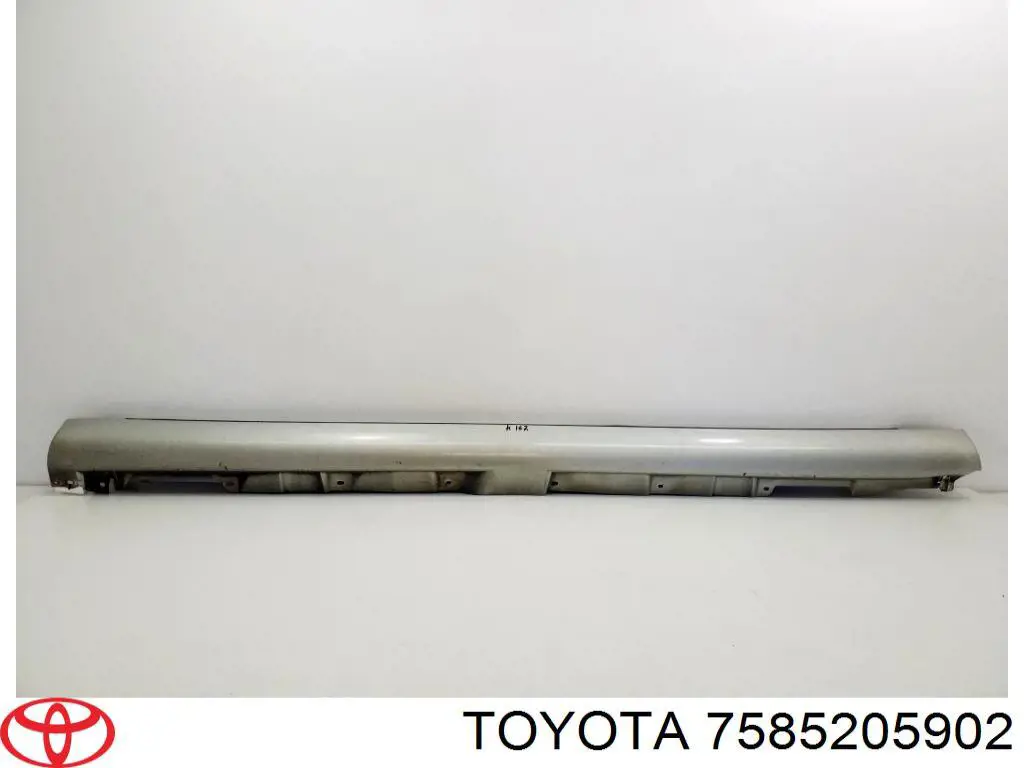 7585205902 Toyota Накладка зовнішня (молдинг) порога, лівий