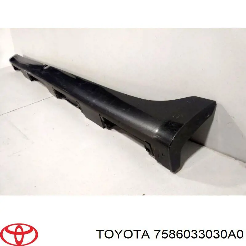 7586033030A0 Toyota Накладка зовнішня (молдинг) порога, лівий