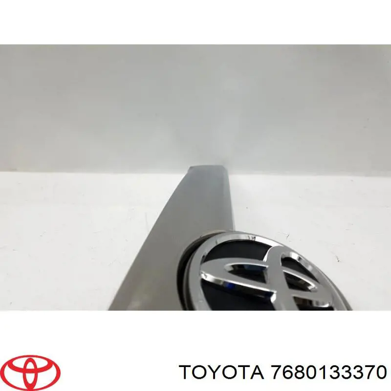 Накладка двері багажника Toyota 7680133370 ціна, від 95.96 USD