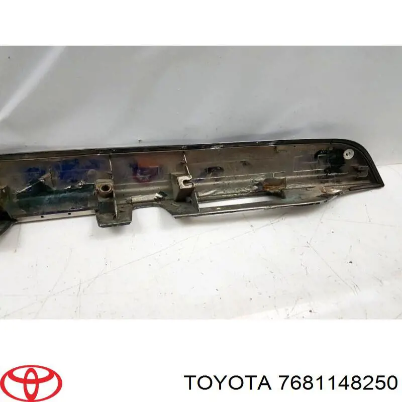Накладка задньої 3-й/5-й двері 7681148250 Toyota