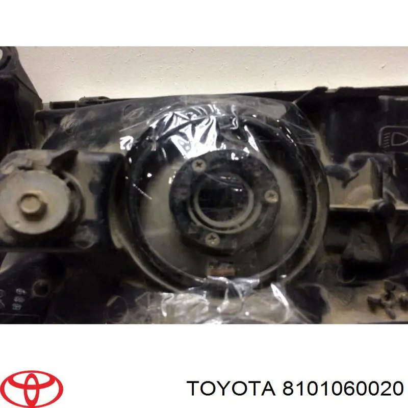 Фара правая Toyota 8101060021 ціна, від 288.86 USD